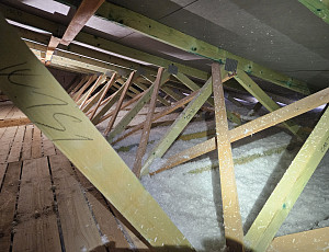 Zateplení stropu novostavby rodinného domu pomocí foukané izolace